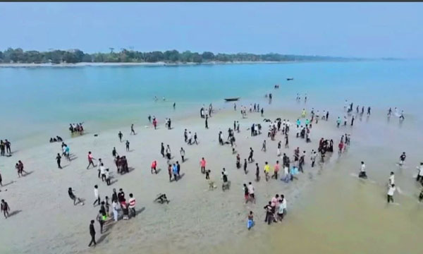 গোপালগঞ্জে মধুমতির চরে হাজারো মানুষের ঢল