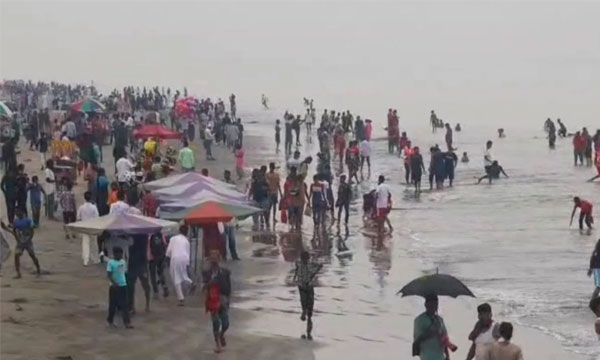 কুয়াকাটায় পর্যটকদের ঢল