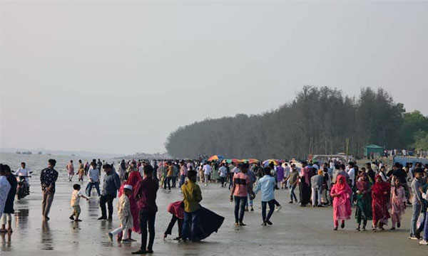 পর্যটকের ভিড়ে মুখর বাঁশখালীর বেলাভূমি