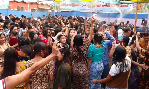 জলকেলিতে মুখর কক্সবাজার, সাংগ্রাইনে রঙিন রাখাইন পল্লি