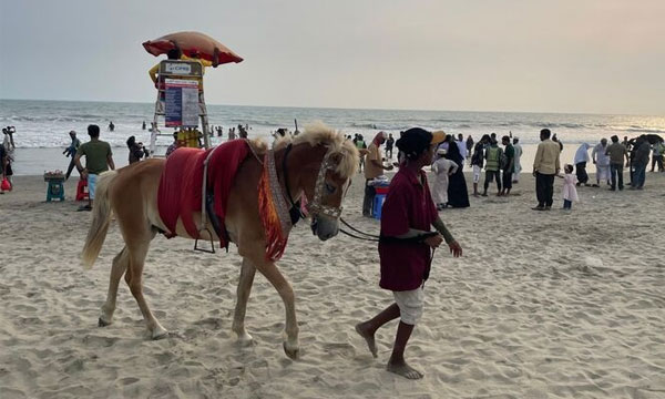 কক্সবাজারে তাপদাহের মধ্যেও পর্যটকের ঢল