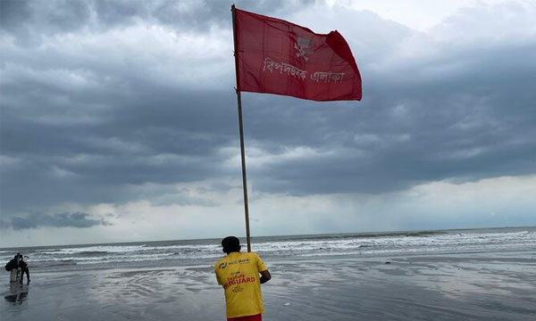 উত্তাল কক্সবাজার সৈকতে পর্যটকদের সতর্কবার্তা