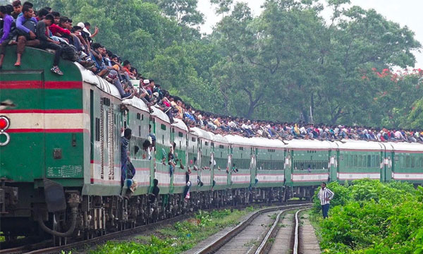 ট্রেনের ছাদে যাত্রী ঠেকাতে কড়া নজরদারি, ঈদযাত্রায় তিন স্তরের নিরাপত্তা