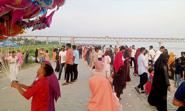 ছুটি শেষ হলেও পর্যটকে সরগরম শিমুলিয়া ঘাট ও পদ্মা সেতু এলাকা