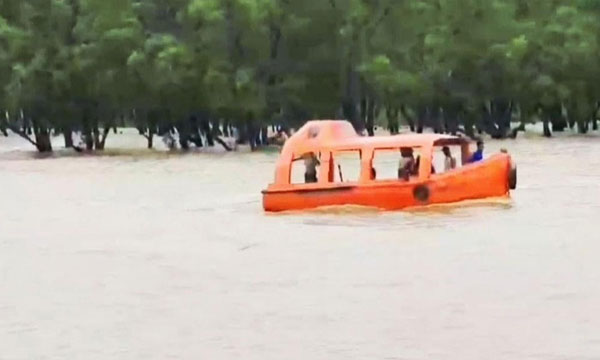সমুদ্রে ভেসে যাওয়া ৪ পর্যটককে উদ্ধার, ভিডিও ভাইরাল