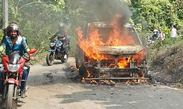 বান্দরবানে চলন্ত পর্যটকবাহী গাড়িতে আগুন, প্রাণে বাঁচলেন ১১ পর্যটক