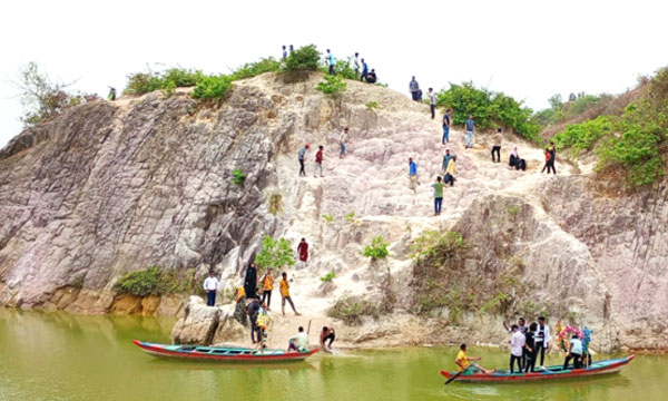 নেত্রকোণার সীমান্ত পাহাড়ে পর্যটনের জোয়ার, ১১০ বছরের স্বপ্ন পূরণে জেগেছে রেলপথের আশা