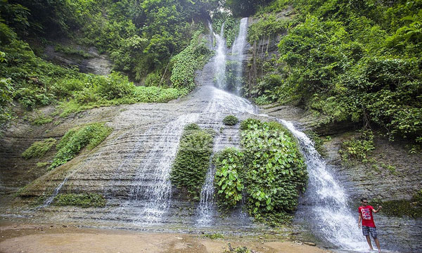 বর্ষার জলে প্রাণ ফিরেছে মিরসরাইয়ের ঝরনাগুলো, বাড়ছে পর্যটকের ভিড়