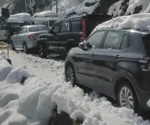ভারী তুষারে স্থবির ভারতের মানালি, দুর্ভোগে পর্যটক