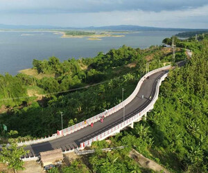 কাপ্তাই হ্রদের ধারে রাঙামাটির নয়নাভিরাম সড়ক