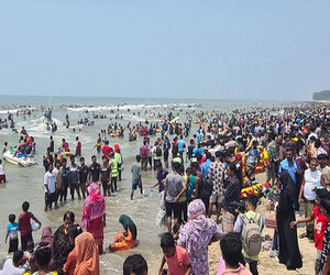 শবে বরাতের ছুটিতে কক্সবাজারে পর্যটকের ঢল