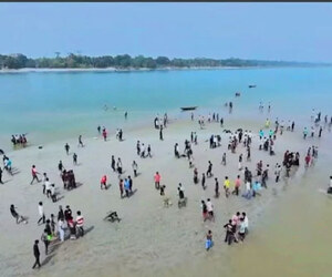 গোপালগঞ্জে মধুমতির চরে হাজারো মানুষের ঢল