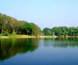 যে দিঘিতে ভেসে উঠত সোনা রুপার থালা