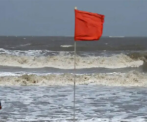 সমুদ্রসৈকতে গেলে কোন সংকেতে কী করবেন