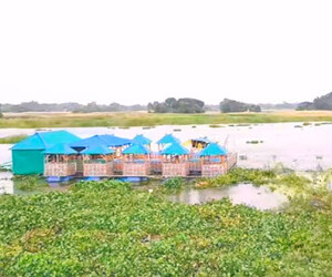 খেতে খেতেই নদীর স্রোতে ভেসে গেল ভাসমান রিসোর্ট, রাতভর চেষ্টায় উদ্ধার
