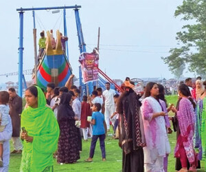 ঈদের ছুটিতে মেঘনা পাড়ে উপচেপড়া ভিড়