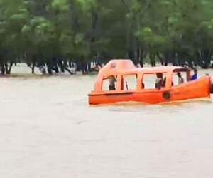 সমুদ্রে ভেসে যাওয়া ৪ পর্যটককে উদ্ধার, ভিডিও ভাইরাল