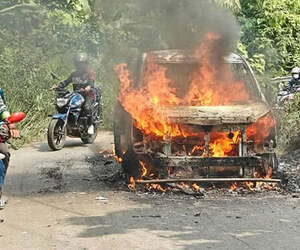 বান্দরবানে চলন্ত পর্যটকবাহী গাড়িতে আগুন, প্রাণে বাঁচলেন ১১ পর্যটক