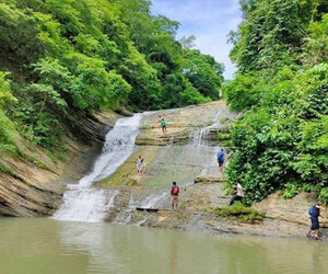 প্রকৃতিপ্রেমীদের ভিড়ে জমজমাট রূপসী ঝরনা