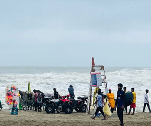 উত্তাল সাগরেও কক্সবাজারে পর্যটকের ভিড়