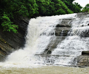 বর্ষায় সীতাকুণ্ডের কমলদহ ট্রেইল, এক পথেই মিলবে একাধিক ঝরনার সৌন্দর্য