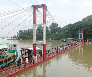 ৬ দিন পর পানির ওপর রাঙামাটির ঝুলন্ত সেতু, পর্যটকদের ভিড়